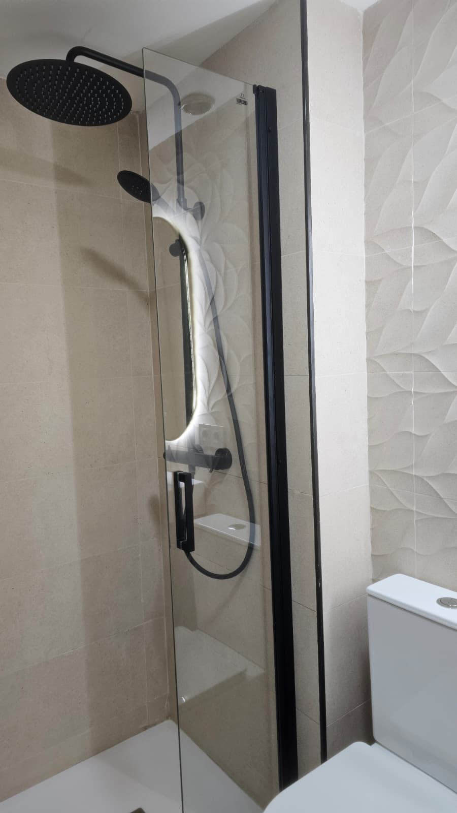 Baño bañera y mueble madera