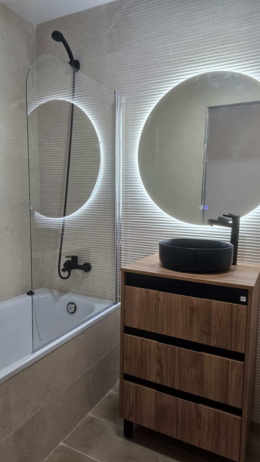 Baño moderno negro